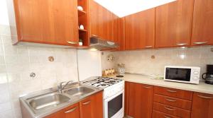 Kuchyň nebo kuchyňský kout v ubytování Apartments Mima