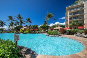 una piscina in un resort con un hotel di Honua Kai Hokulani 310 by Coldwell Banker Island Vacations a Kaanapali