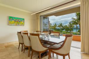 una sala da pranzo con tavolo, sedie e una finestra di Honua Kai Konea 250 by Coldwell Banker Island Vacations a Kaanapali