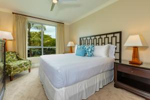 una camera da letto con un grande letto bianco e una finestra di Honua Kai Konea 250 by Coldwell Banker Island Vacations a Kaanapali Altre 63 foto