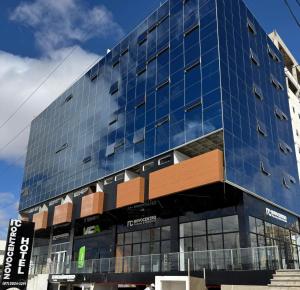 ペトロリーナにあるHOTEL NOVO CENTROの青いガラスの外観のオフィスビル