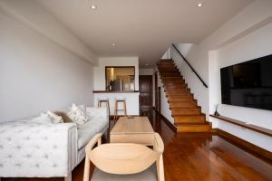 TV a/nebo společenská místnost v ubytování Luxury Duplex Stunning Golf Views - Prime Location