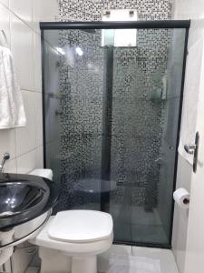 Un baño con ducha, inodoro y lavabo. en Cop 30 em Beem, en Ananindeua