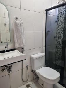 Un baño con inodoro, lavabo y ducha. en Cop 30 em Beem, en Ananindeua