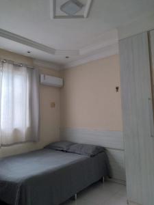 un dormitorio con una cama y una ventana en Cop 30 em Beem, en Ananindeua