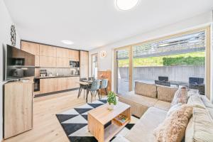 ein Wohnzimmer mit Couch und Tisch in der Unterkunft Apartmán Král Šumavy in Železná Ruda