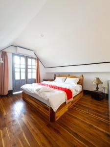 ルアンパバーンにあるBANSUAN Homesのベッドルーム1室(大型ベッド1台付)