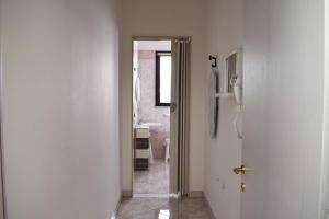 a hallway with a door leading to a bathroom at La reginella in Carmiano