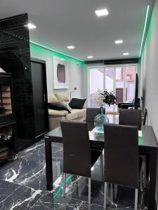 un soggiorno con un tavolo e un divano di IN LOVE a Mahora