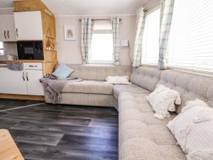 a living room with a couch and a kitchen at Lawi39 in Abergele +24 photos