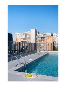 ein Schwimmbad auf dem Dach eines Gebäudes in der Unterkunft Centro Cívico - GYM - Piscina - WiFi - Terraza - Security 24-7 in Santiago