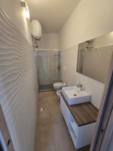A bathroom at "WOW TOTAL GREEN AD IMPATTO ZERO Villetta Occasione a Giugno 3 CAMERE DA LETTO, 3 BAGNI a 50 mt dalla spiaggia e dai lidi