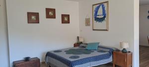 Un dormitorio con una cama con una manta azul. en Casa La Civetta - visita Sestri Levante e le Cinque Terre, en Casarza Ligure