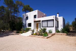 une maison blanche avec quelques plantes devant elle dans l'établissement Spacious & Luxury villa in Ibiza - Santa Gertrudis - Villa Chiquita, à Santa Gertrudis de Fruitera