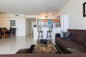 Zona de estar de Apartment By Great Sunny Isles Lodging