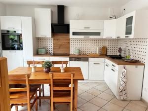 Η κουζίνα ή μικρή κουζίνα στο Maisonette Ferienwohnung, fußläufig zum Fleesensee mit eigenem Garten