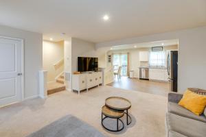 un soggiorno con un divano e una TV di Sunlit Milford Townhome Less Than 2 Mi to Riverwalk! a Milford