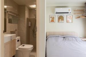 バンコクにあるShizuka House - 500 m walk to BTS Phrom Phongのバスルーム(ベッド1台、トイレ、シンク付) +91枚の写真