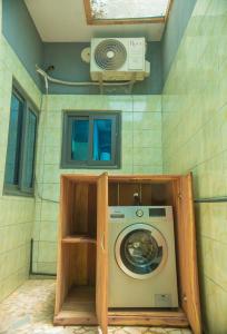 コトヌーにあるDares Salaamのランドリールーム(室内洗濯機付) +5枚の写真
