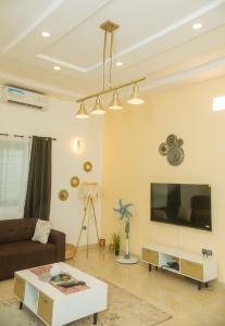 コトヌーにあるDares Salaamのソファとテレビのあるリビングルーム