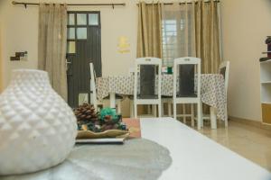 コトヌーにあるDares Salaamのダイニングルーム(テーブル、椅子、テーブル、椅子付)