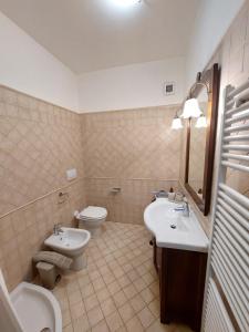 Koupelna v ubytování Casa spaziosa - Cascine di Buti - vicino a Pisa + 24 fotografií