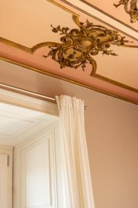 ein Raum mit einer goldenen Decke und einem Fenster in der Unterkunft Gv Suite Collection - San Pietro Dome in Rom + 92 Fotos