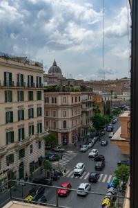 Blick auf eine Stadt mit Autos auf einer Straße in der Unterkunft Gv Suite Collection - San Pietro Dome in Rom