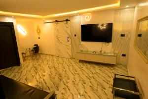 Televisyen dan/atau pusat hiburan di The Milton Apartment