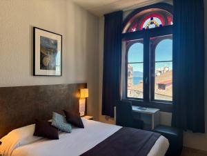 Postel nebo postele na pokoji v ubytování Hôtel de France Contact-Hôtel