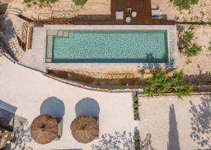 een uitzicht over een zwembad met parasols bij Finca de los Secretos in Benissa