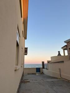 un edificio con el océano en el fondo en Acces Direct Plage, Vue Mer, Climatisation, en La Celle-sous-Gouzon