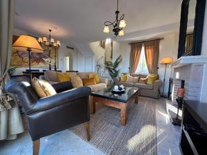 Χώρος καθιστικού στο Penthouse of the Rising Sun, Casares Costa