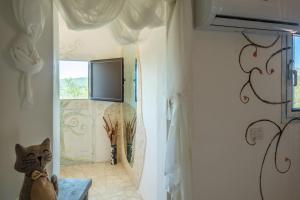 Μια τηλεόραση ή/και κέντρο ψυχαγωγίας στο Romantic House with Bathtub in Room 5 min Porto Cervo