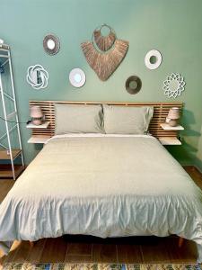 En eller flere senge i et værelse på Tintarella by Lar Apartments