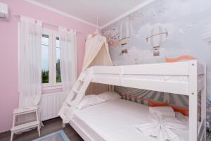 Un dormitorio con una litera y una escalera. en Villa Hyacinthe by A&D Properties, en Porto Rafti 43 fotos más