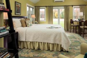 Llit o llits en una habitació de Inn at Huntingfield Creek