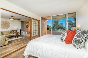 a bedroom with a bed and a living room at Island Sands 600 by Coldwell Banker Island Vacations in Maalaea +33 photos