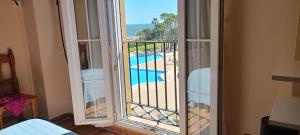 Basen w obiekcie WIFI Los Cisnes 2 dormitorios Primera Linea playa Ayamonte Isla Canela lub w pobliżu