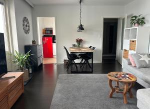 un soggiorno con un divano e un tavolo di Valoisa 44,5 m2 kaksio Lahden keskustassa a Lahti Altre 8 foto