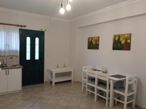 una cucina con tavolo, sedie e porta di Danai a Tsoukalades