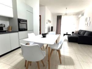 Kuchyň nebo kuchyňský kout v ubytování Seaside Retreat Vlora Apartment