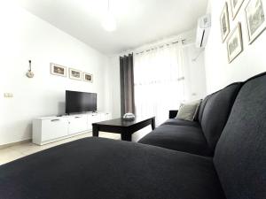 TV a/nebo společenská místnost v ubytování Seaside Retreat Vlora Apartment