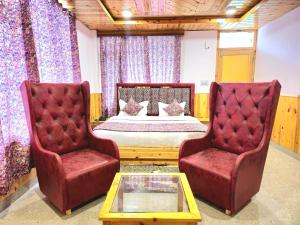A seating area at Resort Apple Flower by Rohtang Family Hotels- Balcony & Mountain View, Near Mall Road, Personal Parking