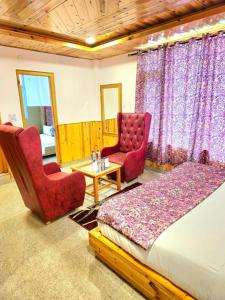 A seating area at Resort Apple Flower by Rohtang Family Hotels- Balcony & Mountain View, Near Mall Road, Personal Parking