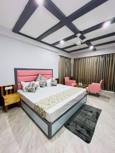 A bed or beds in a room at Resort Apple Flower by Rohtang Family Hotels- Balcony & Mountain View, Near Mall Road, Personal Parking