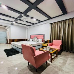 A seating area at Resort Apple Flower by Rohtang Family Hotels- Balcony & Mountain View, Near Mall Road, Personal Parking