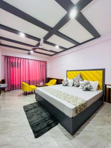 A bed or beds in a room at Resort Apple Flower by Rohtang Family Hotels- Balcony & Mountain View, Near Mall Road, Personal Parking