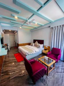 A bed or beds in a room at Resort Apple Flower by Rohtang Family Hotels- Balcony & Mountain View, Near Mall Road, Personal Parking