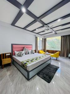 A bed or beds in a room at Resort Apple Flower by Rohtang Family Hotels- Balcony & Mountain View, Near Mall Road, Personal Parking